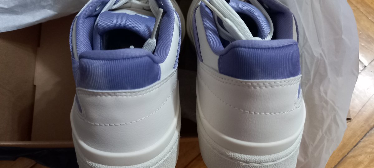 romidat1's tweet photo. Hola @adidasAR  @adidas @adidasoriginals , este modelo, trae las manchas a "propósito", el diseño es así? La 4ta foto es de un negocio que las vende (súmenle que me llegaron 2 veces a mi casa - previa compra por e-commerce y los 2 pares llegaron con estas manchas) https://t.co/6yzE2CxLsN