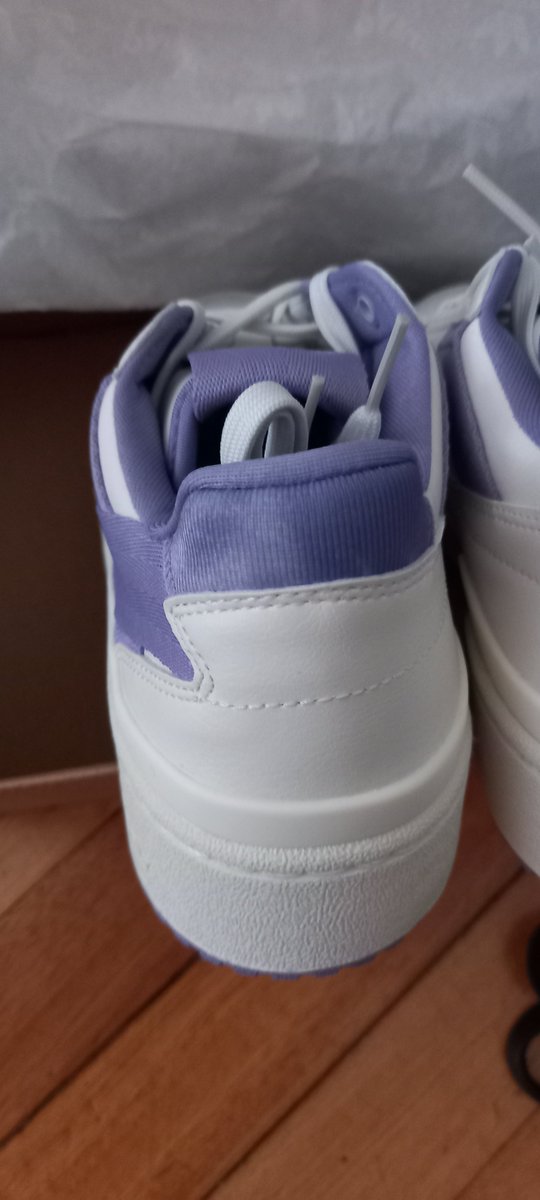 romidat1's tweet photo. Hola @adidasAR  @adidas @adidasoriginals , este modelo, trae las manchas a "propósito", el diseño es así? La 4ta foto es de un negocio que las vende (súmenle que me llegaron 2 veces a mi casa - previa compra por e-commerce y los 2 pares llegaron con estas manchas) https://t.co/6yzE2CxLsN