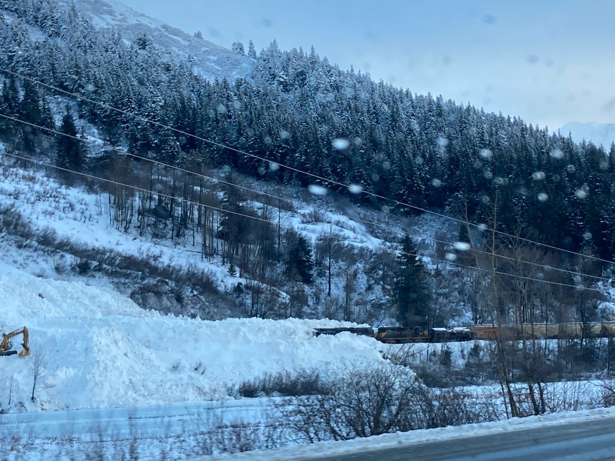 tlydonak's tweet photo. Train hit a pretty big pile of snow that came down last night along Turnagain Arm.
#Alaska #Avalanche https://t.co/bEMIP462Bc