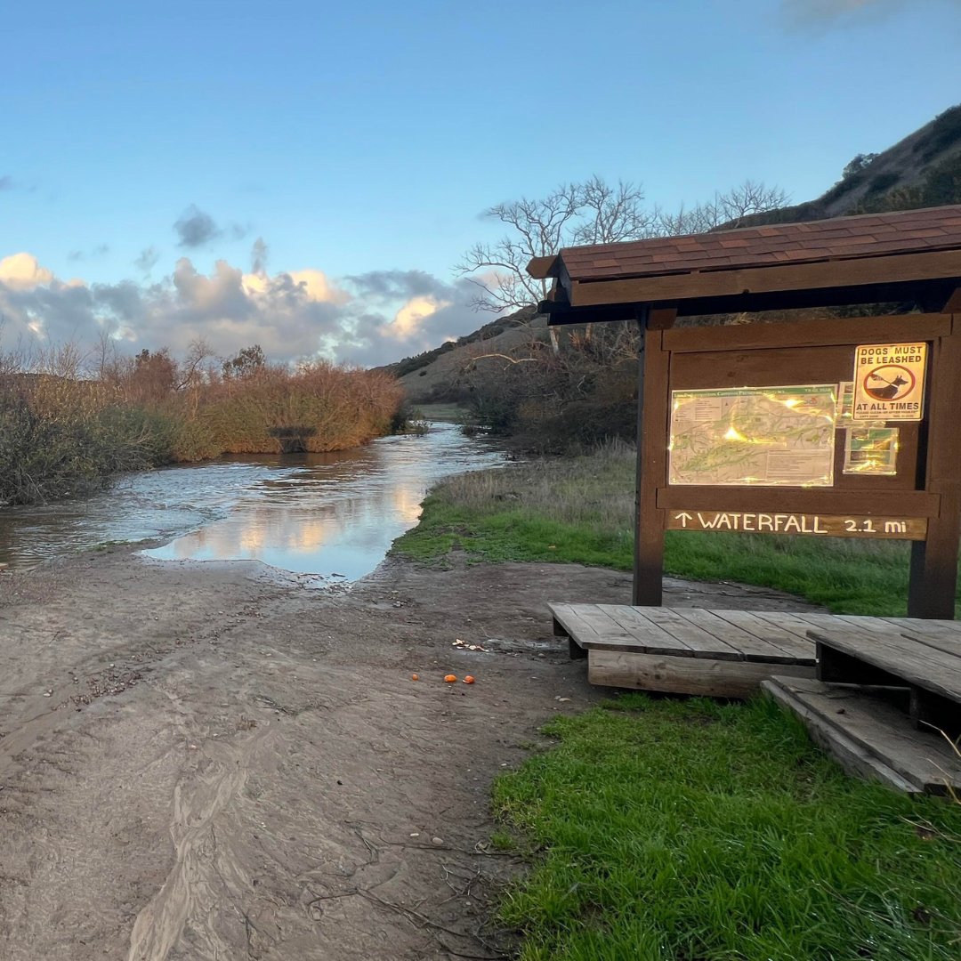 sdmba's tweet photo. ⚠️ San Diego Trail Update ⚠️
With Penasquitos Creek cresting at over 10 feet over the weekend, the Wagon Wheel Bridge is still standing and structurally sound. 🌧️
The SDMBA trail maintenance team will begin repairs early next week. ⚒️
Stay tuned for trail updates. 👍
#SDMBA https://t.co/rWhQlAMzlH