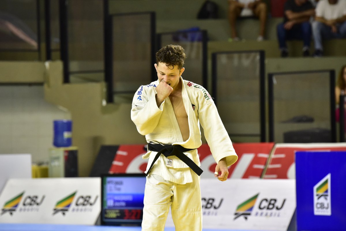 TakakiMatheus's tweet photo. Campeão da Seletiva Olímpica 2024 🥇

Foi uma sensação incrível ganhar pela primeira vez esse campeonato e contar com a presença dos meus pais e irmãos ali na torcida! Agora é continuar a preparação para os desafios que estão por vir🙏🏻🔥 https://t.co/QMhKloTW0b