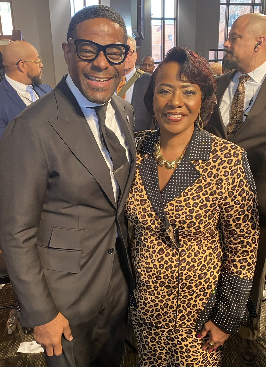 BerniceKing's tweet photo. I appreciate Bishop William Murphy III for his powerful and timely voice and lyrics. 

Thank you, brother, for your presence at @TheKingCenter’s Beloved Community Awards and #MLK, Jr. Beloved Community Commemorative Service.

#MLKDay #MLKEveryday https://t.co/7Z5YCH9vgS