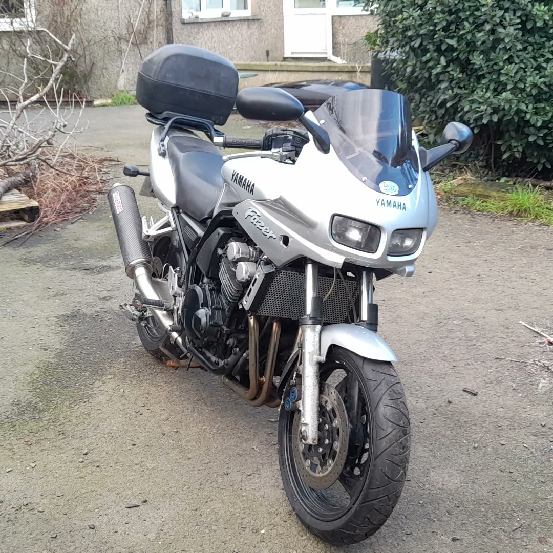 AllanBlackSteam's tweet photo. When I bought my motorcycle the fairing wasn't fitted, nor the headlights, and one of the wing mirrors was broken. Today was the first time I've seen my bike with its face on, and I am happy. More work to do, however it's a start. 1999 Fazer 600. https://t.co/3I1Ihj80Rn