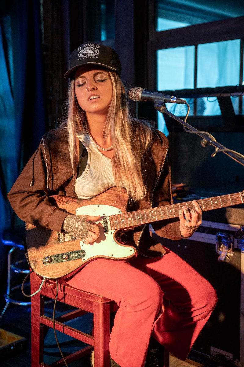 The Queen @averiburk singing some soulful songs at the @justinrossfw_  Thanksgiving family jam late last year and the awesome Finn MacCools Irish pub in Fort Worth! Such amazing artists and event!
#averiburk #fortworth #fortworthartist #rockandroll #westernsoulphotography