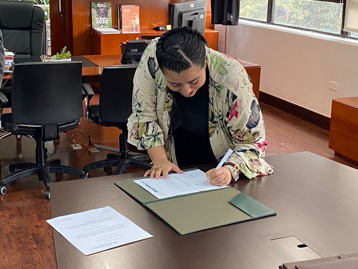 La científica <a href="/ghisecheverry/">Ghisliane Echeverry</a> se posesionó como nueva directora del <a href="/IDEAMColombia/">Ideam Colombia</a>. Entre otros, asume el reto de fortalecer la misionalidad para entregar información que permita materializar una estrategia para la gobernanza ambiental.

Conoce su perfil 👉 bit.ly/3XxSVYC