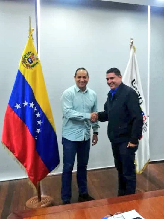 Luego de una extraordinaria jornada de trabajo con el Pdte. <a href="/NicolasMaduro/">Nicolás Maduro</a>, me reuní con el ministro del poder popular para el transporte @rvaraguayan, llevo a Mérida buenas noticias en materia de vialidad y la activación del aeropuerto Alberto Carnevalli en el mes de febrero.