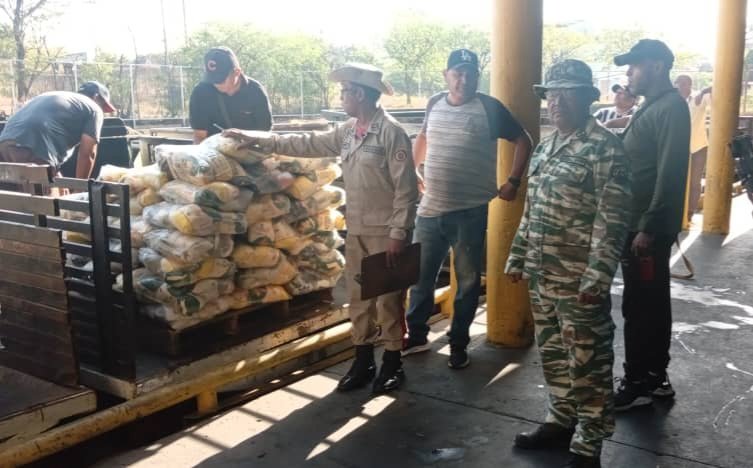 #Zulia | Gracias al Presidente Nicolas Maduro la Misión Alimentación continúa con la distribución de combos #CLAP para atender a 10.792 familias de 32 comunidades del municipio Cabimas. De esta manera el Gobierno Bolivariano sigue garantizando la alimentación al pueblo.