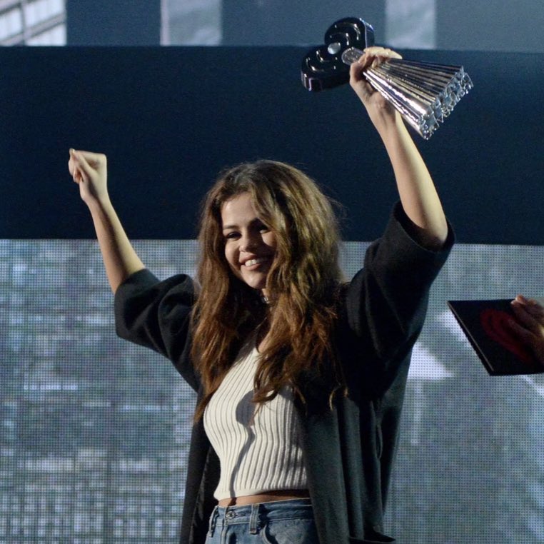 SGchartupdate's tweet photo. 🚨 LETS WIN THIS. 
GOAL: 1,000 comments 

I’m voting for #SelenaGomez for #FaveDocumentary at the #iHeartAwards https://t.co/5GTB1UPKlI