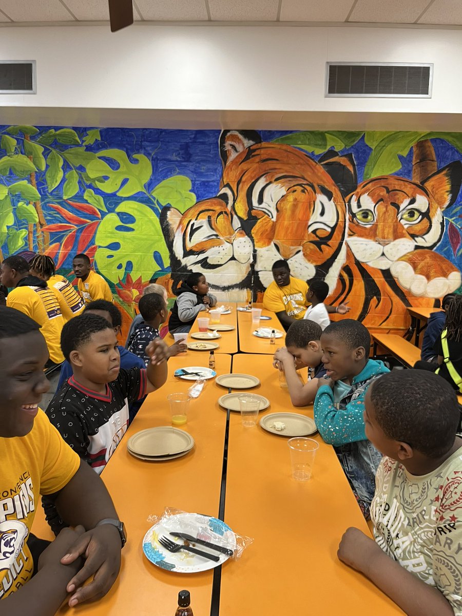 nferguson71209's tweet photo. Breakfast with Champions! Benedict Tigers have breakfast with John PThomas Tigers!! #Tigersmeettigers @JohnPThomasElem @RichlandOneSupe @selinapl2 @RichlandOne https://t.co/vcQcSxQHK0