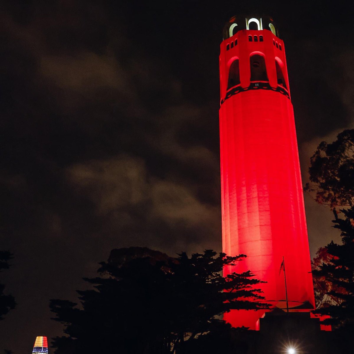 Cnglee8's tweet photo. Bay Area landmarks lit up in red and gold to support the 49ers. Let’s go, Niners! ❤️💛❤️💛 https://t.co/LIGq5rTL3Z