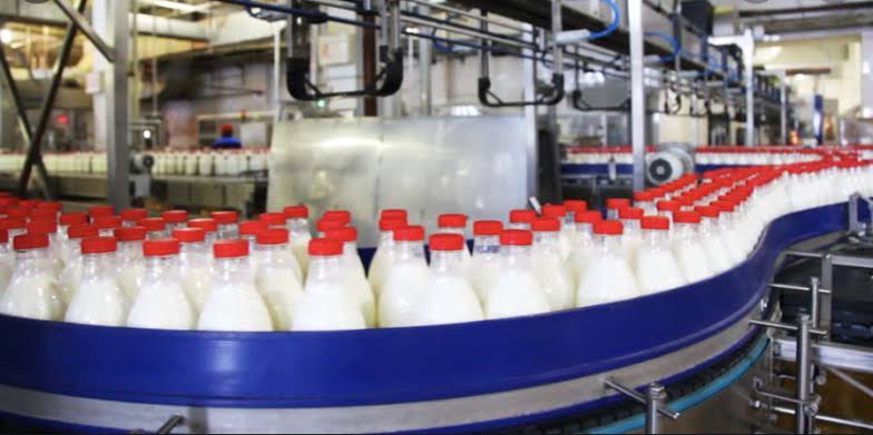 Çinli bir şirket, ortak olmak için geldiği Türkiye'deki 9 süt üreticisi şirketin fabrikalarında aldığı örneklerin ardından en yüksek süt oranını %12 olarak tespit etmiş. %2 ve %4 de var. 9 şirketin 9'u da tanınmış ve marka şirketler. Biz bunu Çin'de yapsak hapsedilirdik demişler.