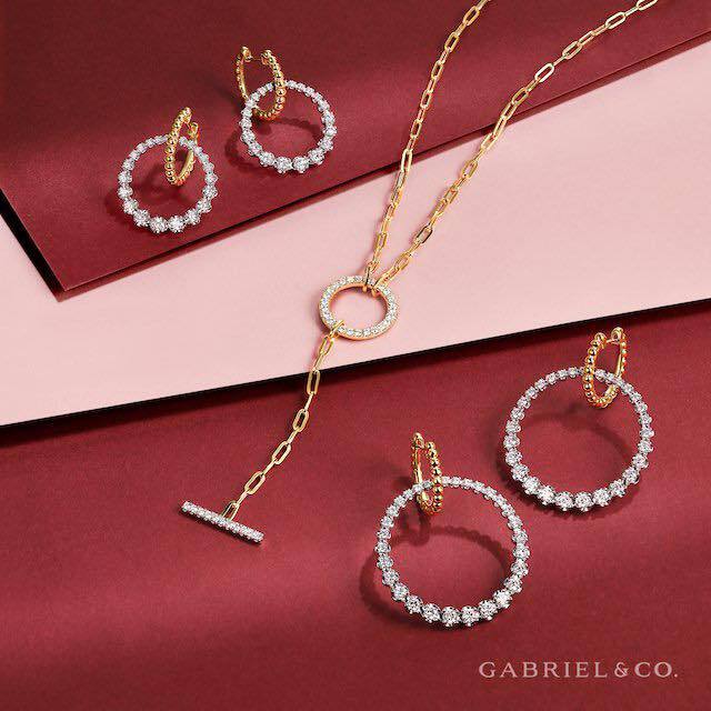 The perfect accessories for your Valentine's Day outfit 💕

#Gabrielandcoretailer #gabrielandco #gabrielny#eveningwear #finejewelery #everydayjewelry #goldjewelry #Valentine'sday ift.tt/2jxGco5