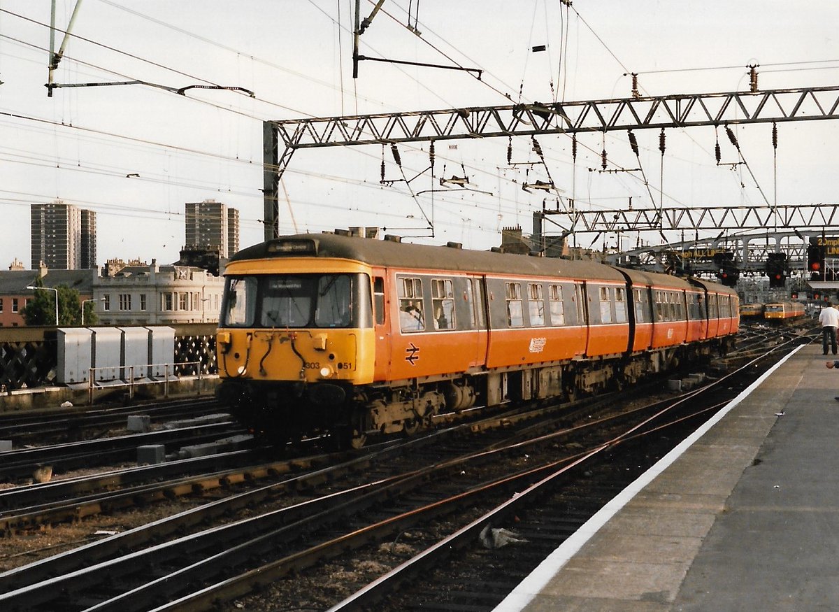 SalopianLyne's tweet photo. Glasgow Central 11th September 1986
The 19:11 service from Newton arrives formed of unrefurbished Class 303 EMU set 303051 in Strathclyde PTE Orange &amp; Black
Another classmate &amp; a Class 101 beyond the station
#BritishRail #Class303 #Glasgow #ScotRail #trainspotting #EMU #Newton 🤓 https://t.co/SrGKv0X6nE