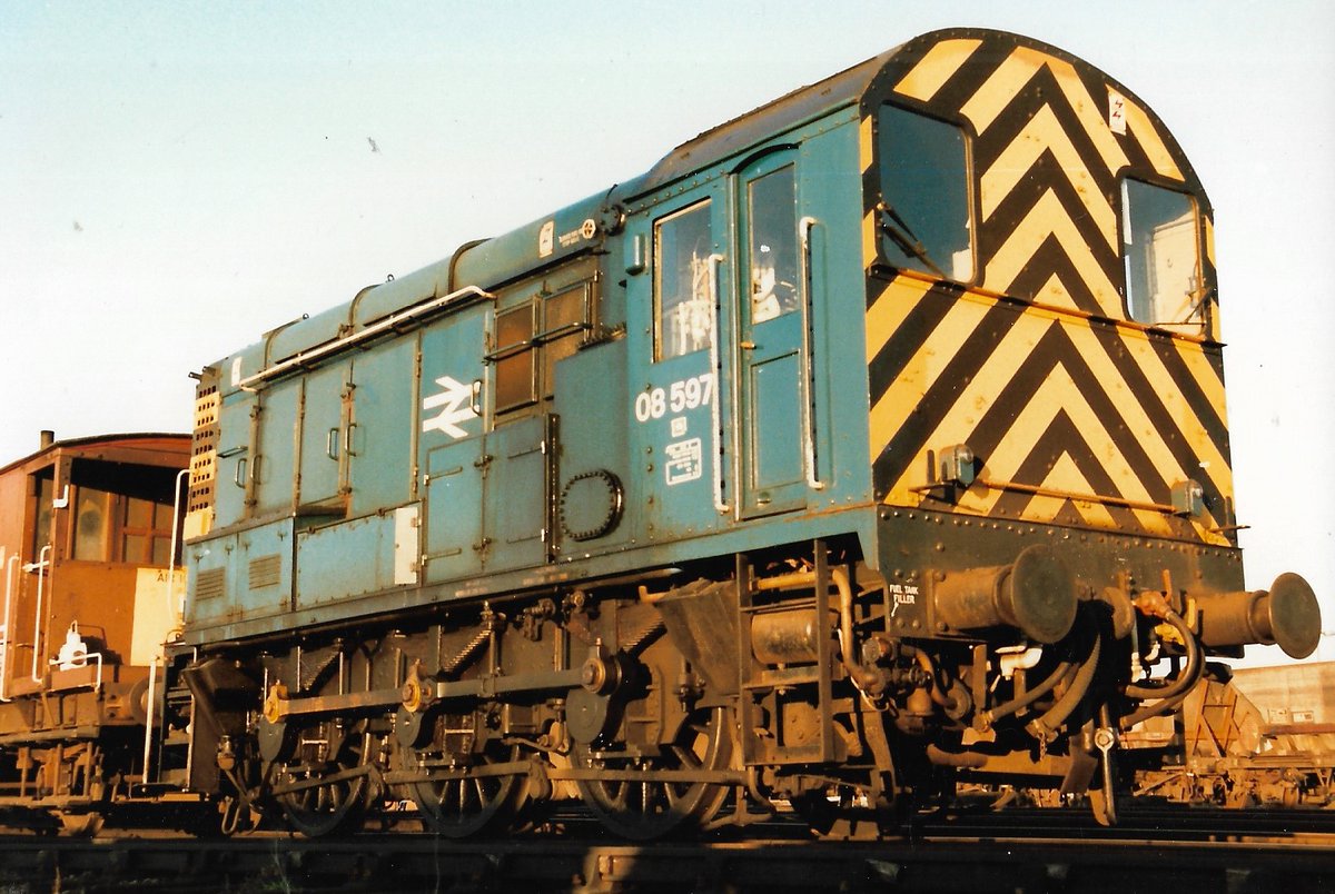 SalopianLyne's tweet photo. #DailyGronk Toton Yard 15th November 1986
British Rail Blue liveried Class 08 diesel shunter 08597 coupled to a CAR 20 Ton Standard Brake Van pauses in the yard.
#BritishRail #Class08 #Shunter #Toton #BRBlue #trainspotting #Brakevan π€ https://t.co/DG39soEoYi