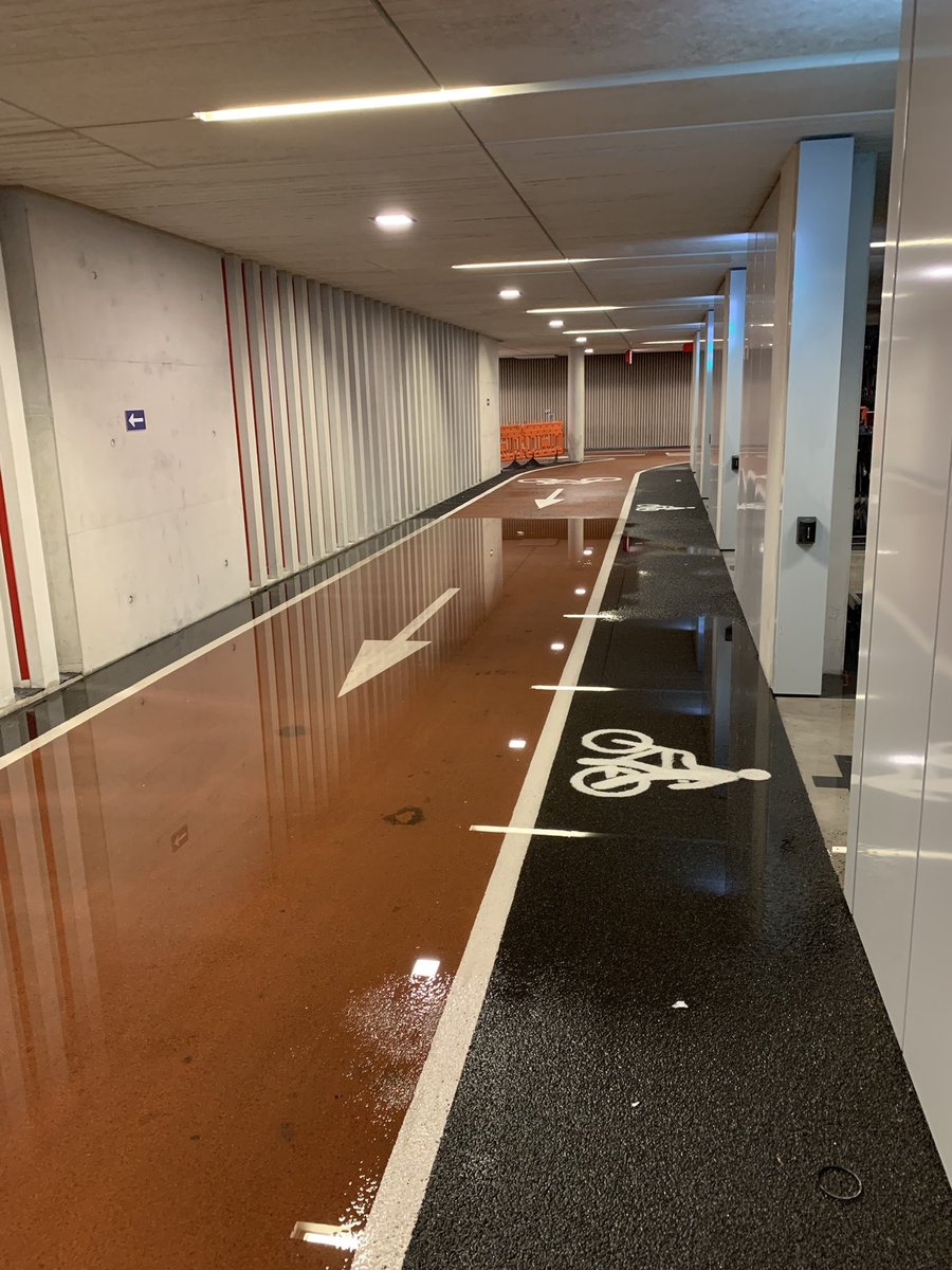 Wanneer blijkt dat de lekkage thuis toch best meevalt.
#GrootsteFietszwembadVanEuropa #Utrecht 🌊💦🚲