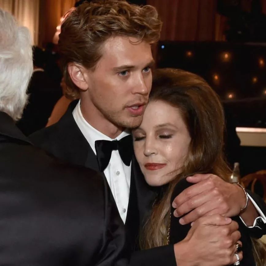 austinbennyfeyd's tweet photo. The Way Austin puts his hands on Lisa Marie ❤️ https://t.co/XdXr3b0C42