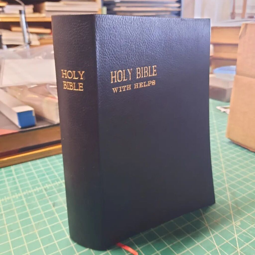MidxBindery's tweet photo. With helps

#middlesexbindery 

#bookbinding #books #bookguts #bookstagram #handmade #handmadebooks #bookbinder #guildofbookworkers #newengland_gbw #westernavearts #madeinlowell  #madeinmassachusetts #boston #nbssboston #nbssalumni #umassboston #umassbos… https://t.co/2bhFlzi50H https://t.co/S59owN1fug