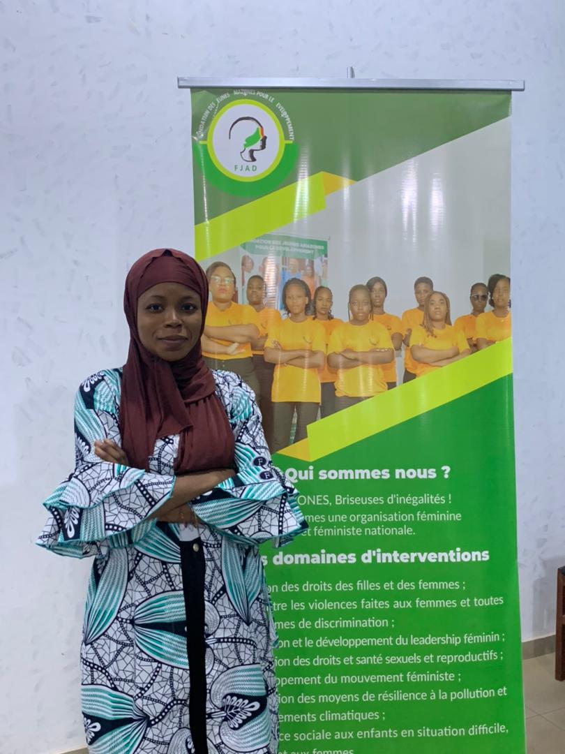 BAissathou's tweet photo. Renforcement de capacités des membres et bénévoles de la FJAD sur le militantisme féminin, les VBG et le féminisme. 3jrs d'acquisition de connaissances, à l'hôtel Sero Kora3 dans une ambiance détendue avec des experts aguerris.  
Merci à l'UNFPA
#FJAD
#UNFPA 
#StopVBG https://t.co/AtHxc0THX1