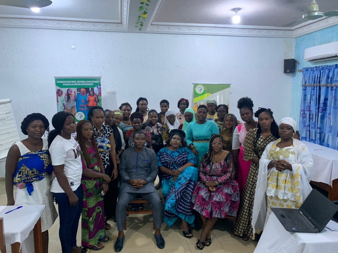 BAissathou's tweet photo. Renforcement de capacités des membres et bénévoles de la FJAD sur le militantisme féminin, les VBG et le féminisme. 3jrs d'acquisition de connaissances, à l'hôtel Sero Kora3 dans une ambiance détendue avec des experts aguerris.  
Merci à l'UNFPA
#FJAD
#UNFPA 
#StopVBG https://t.co/AtHxc0THX1
