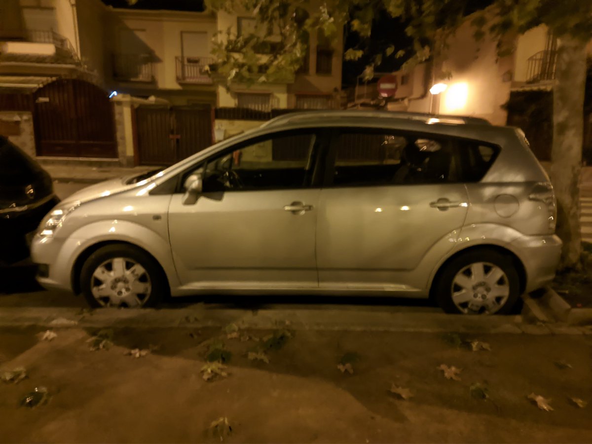 abascal_subnorm's tweet image. Aparcado (no se ha comido el arbol)