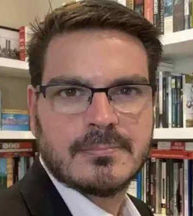 FalaJuniorJorge's tweet photo. PATRIOTAS HOME OFFICE.

Kkkkkkkkk melhor definição para todas as celebridades extremistas que incentivaram os  estúpidos a invadir a praça dos 3 poderes enquanto ficavam no ar condicionado
#Patriotarios #DesmonetizaJovemPan #Patriotas https://t.co/lqTwRxeafy