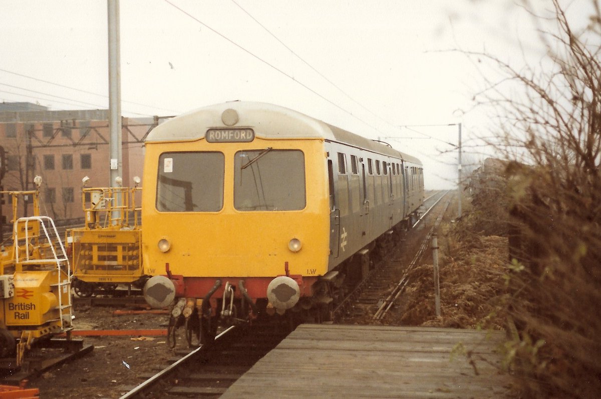 SalopianLyne's tweet image. Romford 30th November 1985
Stratford Depot &amp;amp; their trademark Grey roofs!
British Rail Cravens Class 105 DMU 2-car set 54122+53359 arrives with the 12:11 from Upminster
#BritishRail #Class105 #Cravens #Romford #Stratford #DMU #trainspotting #BRBlue #Upminster🤓