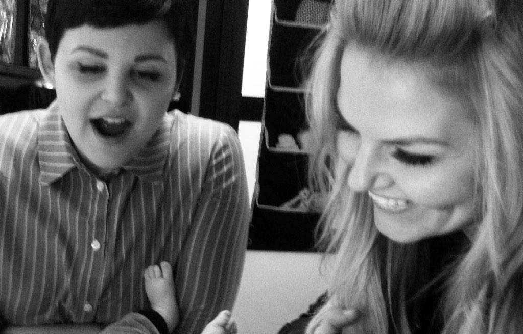 EnchantedSwans's tweet photo. Sweet times on set with baby Neal aaww π₯Ήβ€οΈπ
#jennifermorrison #ginnifergoodwin #onceuponatime #ouatcast #ouatcastforever #ouatbts https://t.co/OhYkBCbsMM