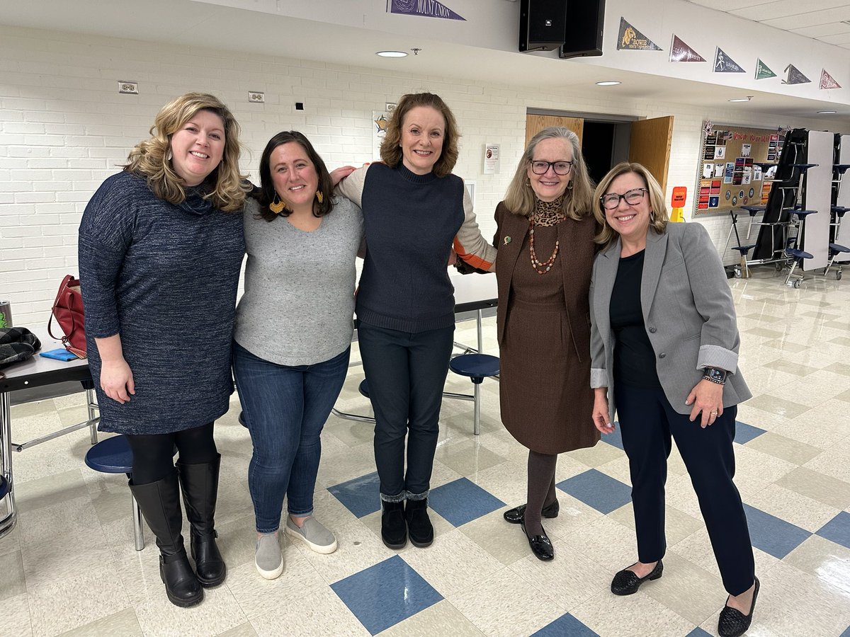 sandburg_ms_pta's tweet photo. The fun is starting! Join us for the potluck and stay for a great meeting! #CSMSPTA #PantherPride #potluck #ptameeting https://t.co/5iBGEc52VJ