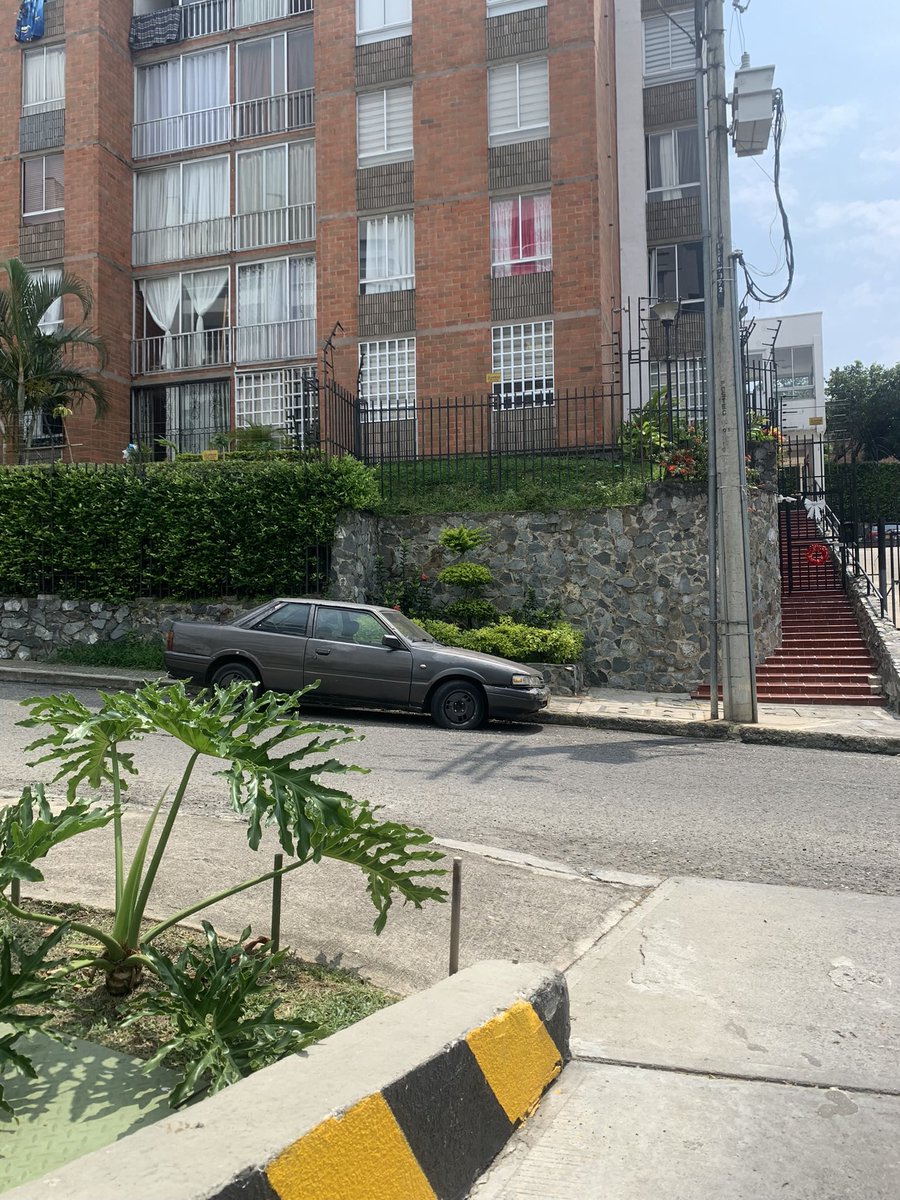 maurojg's tweet photo. @MovilidadCali @AlcaldiaDeCali @JorgeIvanOspina @WMVallejo Siguiendo sus redes veo que están súper activos con operativos … espero les quede un poco de tiempo y pasen por el edificio Tamari Carrera 2D Oeste No 12a 45 y puedan retirar este vehículo abandonado que ya empieza a tener compañía de otros vehículos https://t.co/W1blJ1v9xH