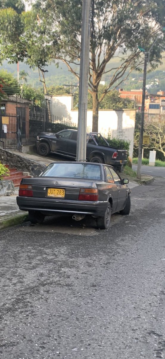 maurojg's tweet photo. @MovilidadCali @AlcaldiaDeCali @JorgeIvanOspina @WMVallejo Siguiendo sus redes veo que están súper activos con operativos … espero les quede un poco de tiempo y pasen por el edificio Tamari Carrera 2D Oeste No 12a 45 y puedan retirar este vehículo abandonado que ya empieza a tener compañía de otros vehículos https://t.co/W1blJ1v9xH