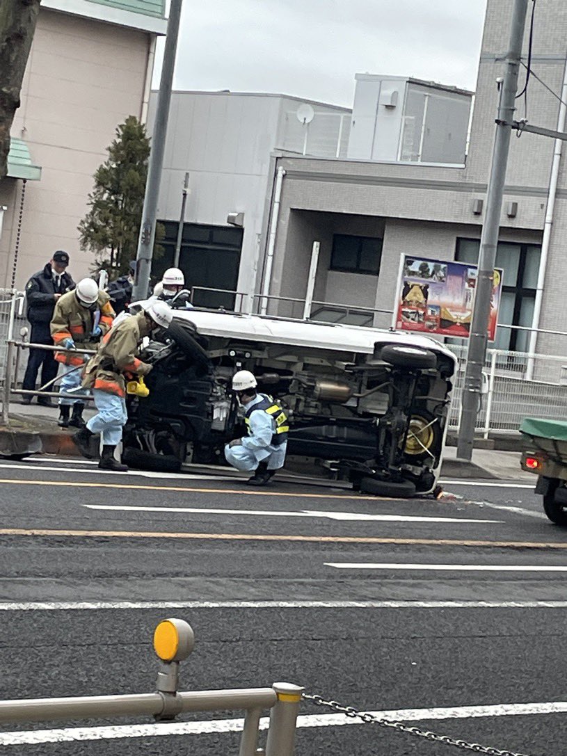 【事故】調布市 つつじヶ丘駅前交差点で軽乗用車の横転事故発生「甲州街道が大渋滞」現地の画像まとめ まとめダネ! 【事故】調布市 つつじヶ丘駅前交差点で軽乗用車の横転事故発生「甲州街道が大渋滞」現地の画像まとめ まとめダネ!
