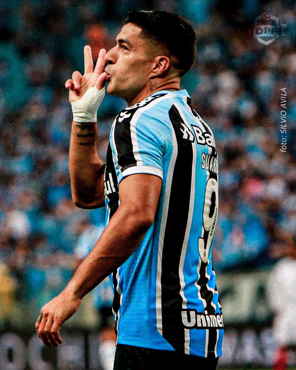DoentesPFutebol's tweet photo. Em sua estreia pelo Grêmio, Suárez resolveu meter logo um hat-trick ainda no primeiro tempo.

Esse sabe cravar gols. 🔥👏

@LuisSuarez9 https://t.co/G9d8fG9E26