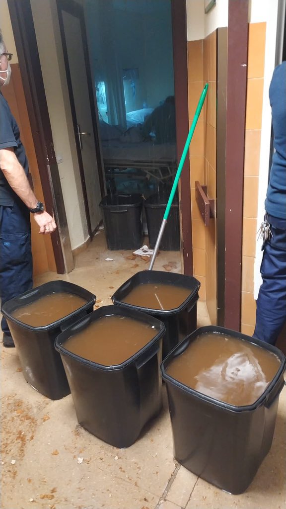 CiudadBadajoz's tweet photo. Hospital Universitario de Badajoz, esta misma noche, con inundación de pasillos y habitaciones con pacientes dentro.
Un grave riesgo para pacientes y trabajadores.
Es hora de que alguien asuma responsabilidades de la precaria situación en la que se encuentran nuestros hospitales. https://t.co/x9BzEGFkju