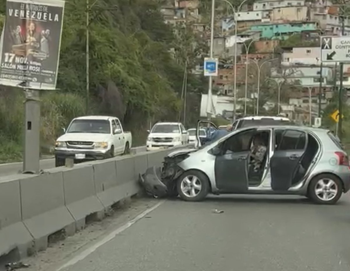 MonitorLosAltos's tweet photo. #MonitorPNM | En fechas anteriores hemos alertado sobre el constante deterioro de la Carretera Panamericana producto de la ausencia de mantenimiento en la canalización de las aguas servidas y pluviales, situación que hoy está poniendo en riesgo la vida de los transeúntes. https://t.co/xUmKSV4Ibh