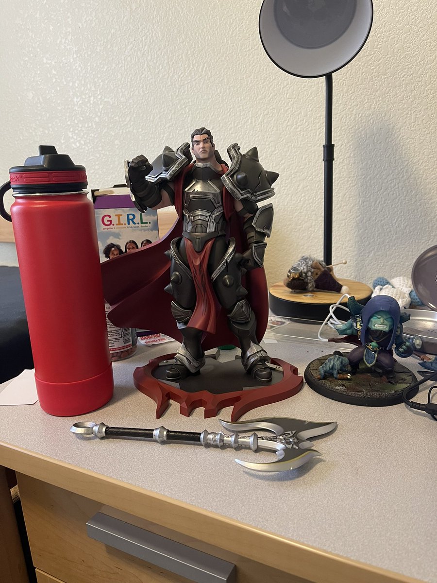 NoxianMechanic's tweet photo. Bruh my Darius unlocked statue just came in from @riotgames, HE IS THE FUCKING SIZE OF MY WATER BOTTLE! #darius #noxus #League_of_Legends #riot #RiotGames #riotmerch #LeagueOfLegends https://t.co/mbZcdNBQuf