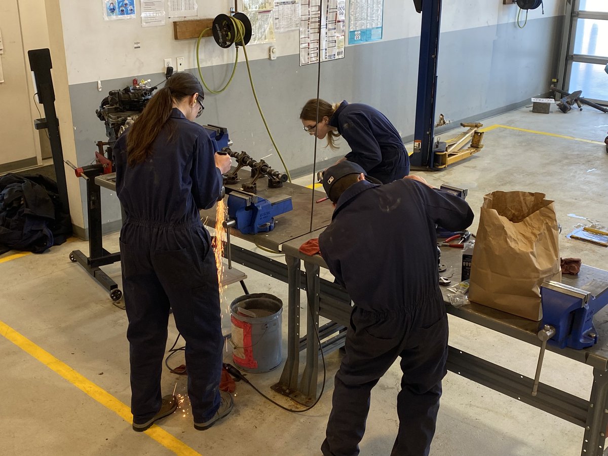 rvsmechtrain's tweet photo. Last two days this semester at the MTC and afternoon students are busy working on their creation projects! @RVSCLC1 @rvsed https://t.co/0CKchR5AWy