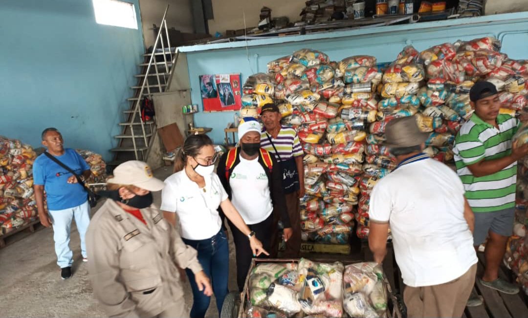 #ZULIA | 24 Instituciones Educativas en el municipio Catatumbo reciben del Gobierno Bolivariano el despacho de alimentos al (PAE-CNAE), para continuar garantizando con amor la atención diaria de 3.752 estudiantes con comida balanceada, sana y sabrosa. 

#AlimentarEsVencer