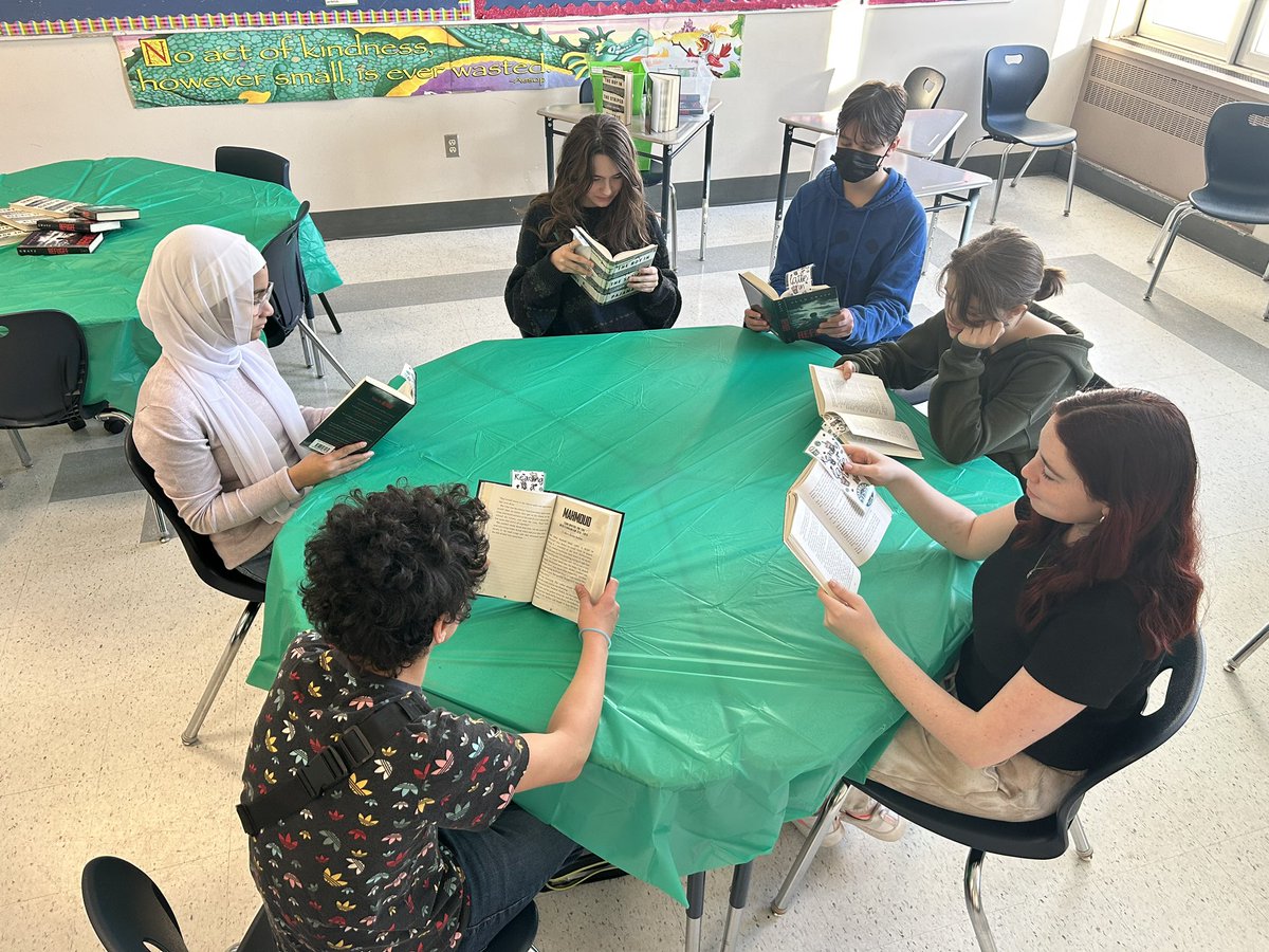 erikaerskine_'s tweet photo. “Starbooks” café set up in Ms Ferrante’s Language classes today. Such a creative way to get everyone reading 📚@StPaulOCSB @OttCatholicSB https://t.co/Lc2z4o5sNy