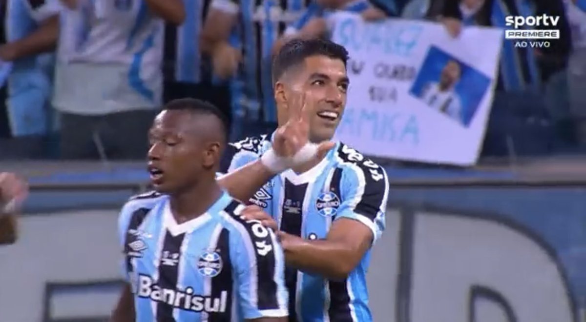 oficialsincerao's tweet photo. Eu nem torço Grêmio, mas tô feliz demais de ver esse cara no futebol brasileiro.

E também tô torcendo pra que ele entregue muito brilho! Suarez é pika! https://t.co/YhNgGGAFW1