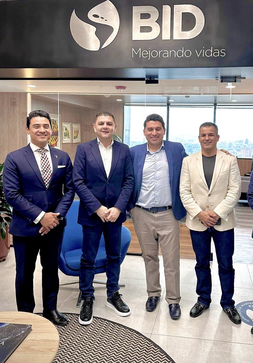 OscarOrtizCali's tweet photo. El Gobierno @AlcaldiaDeCali adelanta conversaciones con @el_BID gestión realizada por el representante para Colombia @RoyAlejandroB, presentamos SIITP buscando financiación para adelantar el modelo y la incorporación d 🚍pública eléctrica para #Cali @JorgeIvanOspina @METROCALI https://t.co/oSs0BtoeGG