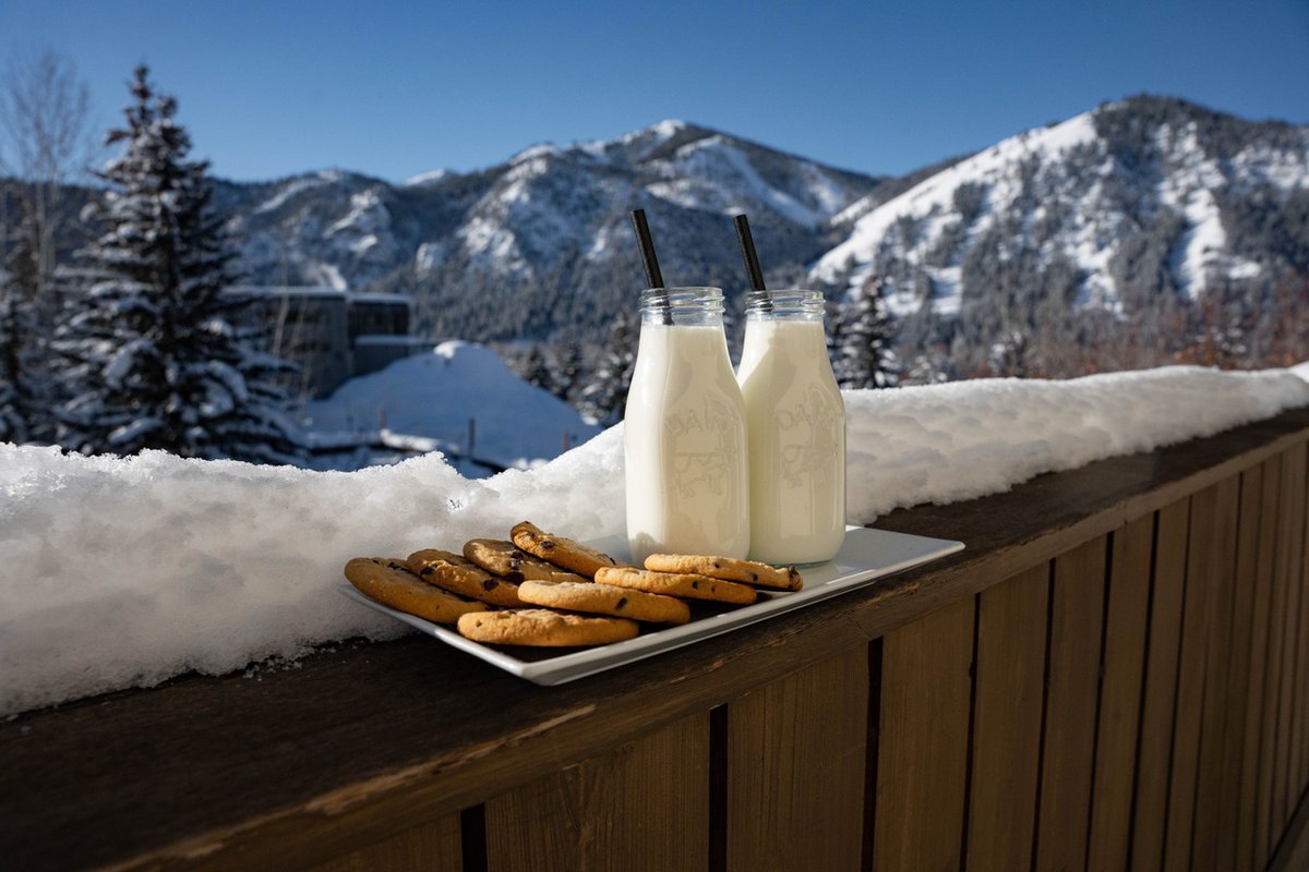 KnobHillInn's tweet photo. Milk and cookies for two? Don't mind if we do. 🍪 

Add an array of incredible experiences to enhance your stay here: https://t.co/VVc1k9jlOq 

(Breathtaking mountain views included.) https://t.co/w55tDsoYtL