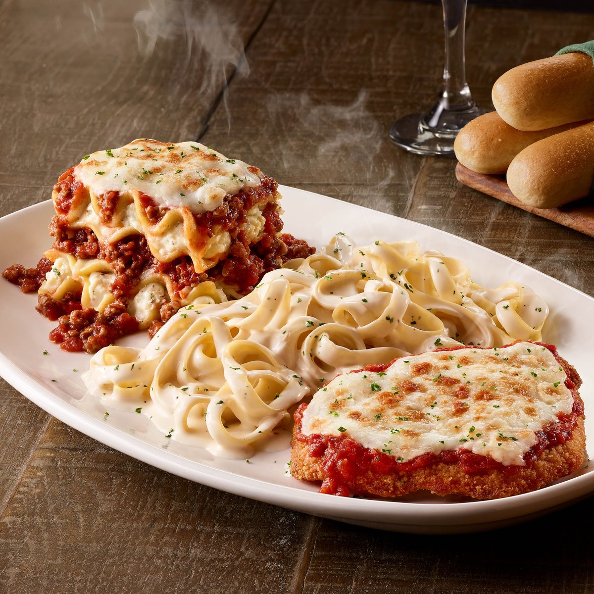 OliveGardenSV's tweet photo. Ven a cenar a #OliveGarden y ordena un Tour Of Italy, nuestros 3 clásicos en un solo plato. 

¡Te encantará! https://t.co/sxl9UB6ovS