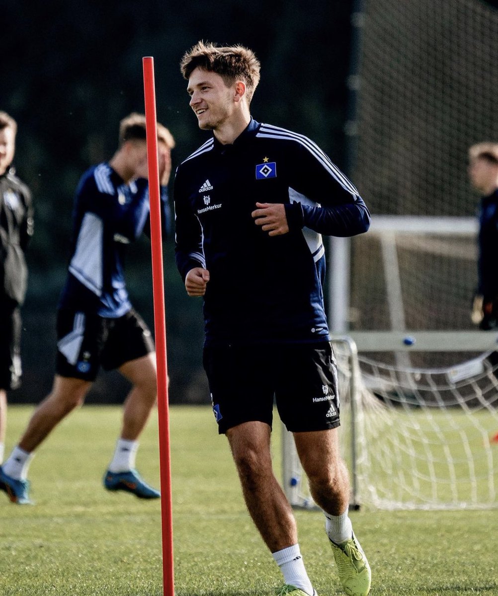 MondoCalcio_it's tweet photo. Noah Katterbach, difensore tedesco classe 2001 di proprietà del Colonia, passa ufficialmente in prestito secco fino al termine della stagione all'Amburgo. #Calciomercato #AmburgoFC #ColoniaFC #Katterbach https://t.co/hNuWY8Qu8A