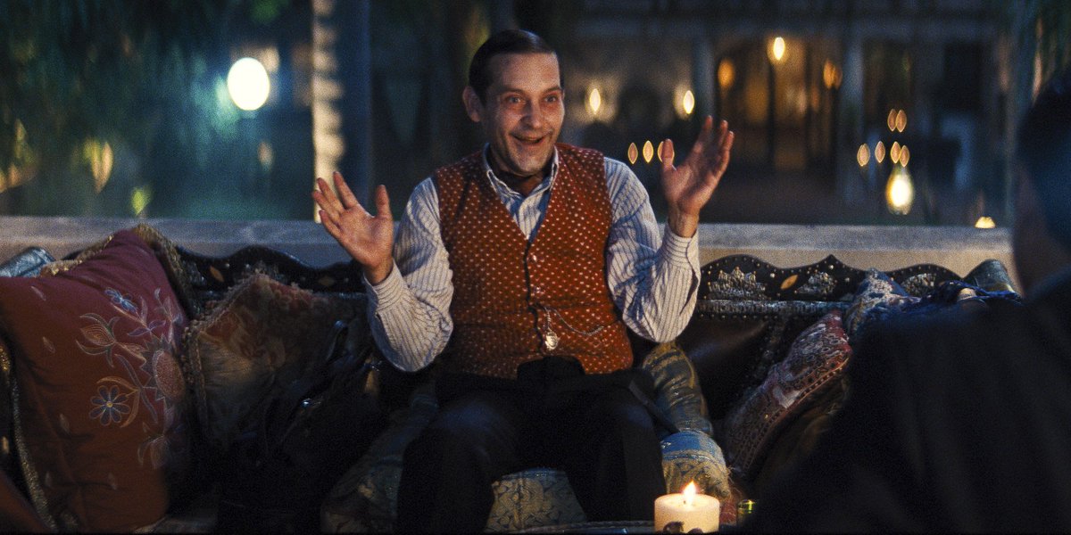 NacSilla's tweet photo. La caracterización de Tobey Maguire y la secuencia en la que todo un equipo acostumbrado al cine mudo tiene que grabar una de sus primeras escenas midiendo cada detalle de sonido es oro puro para la comedia.

Pero otras como la historia del músico están mal contadas y no aportan. https://t.co/LNQ9ZvIO8d