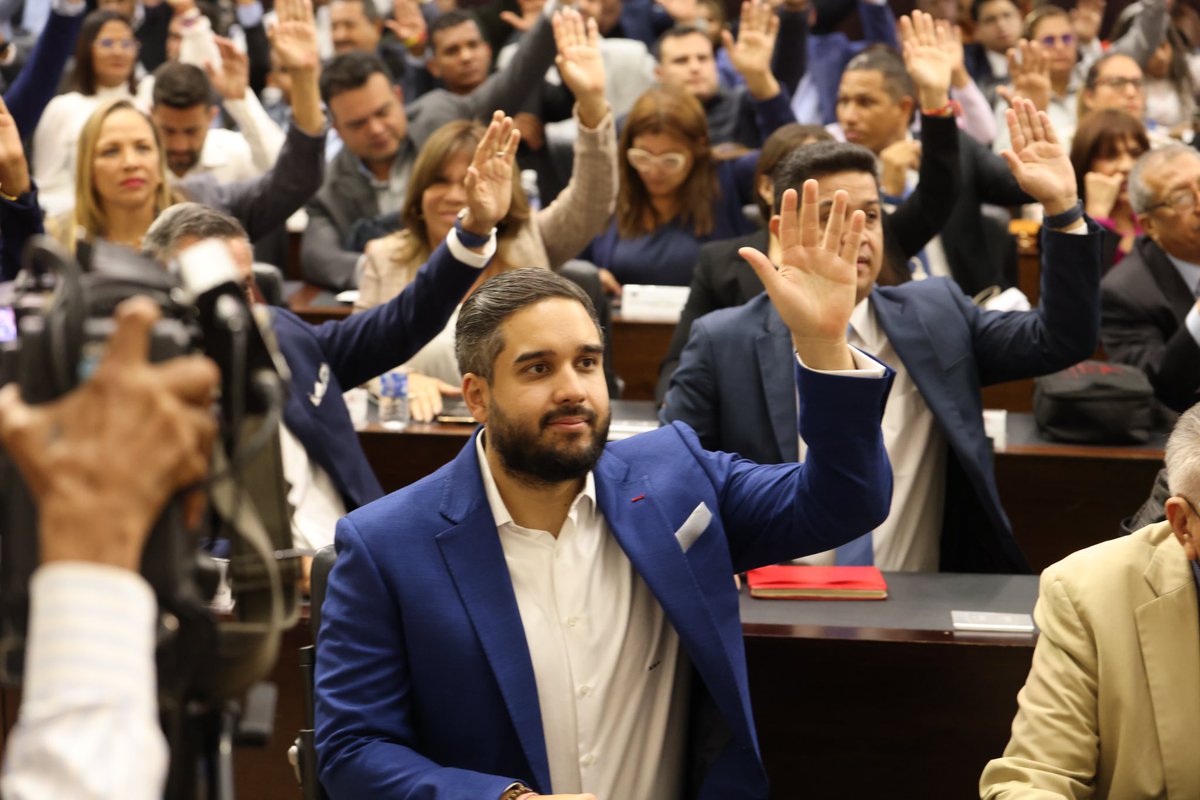 nicmaduroguerra's tweet photo. Llevar la voz del pueblo al parlamento no fue solo una promesa de campaña, es la labor que nos corresponde como juventud patriota, la cual asumimos en honor a nuestro hermano, joven eterno, Robert Serra. Estamos decididos a hacer irreversible la Revolución Bolivariana. https://t.co/VQugRQHDY4