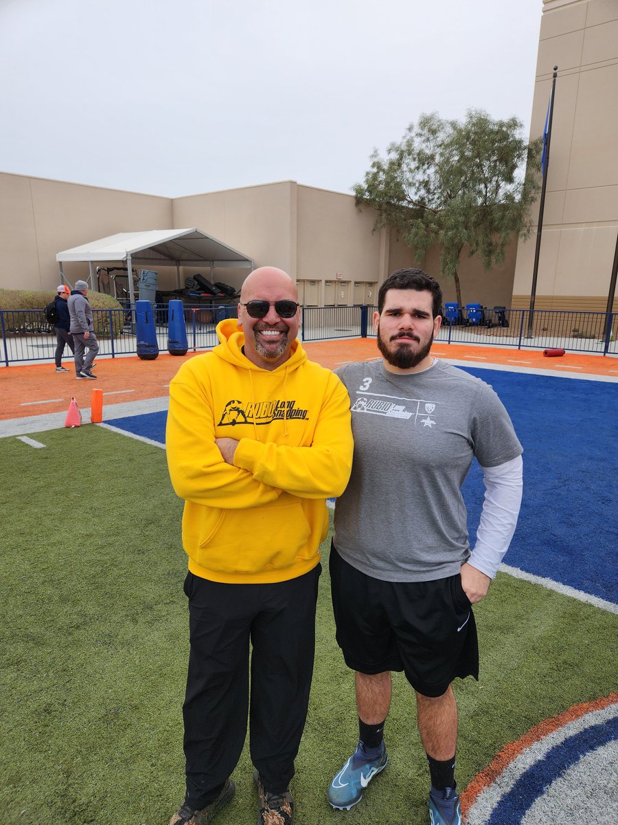 ThomasFinch77's tweet photo. Thank you to @TheChrisRubio for this great weekend at Vegas XLI, I met a lot of great people and instructors to help me refine my craft. Also, I was glad to see @finchmachine. It's always good to see another Finch out there! @CerritosFB https://t.co/IKuMEfJ8py
