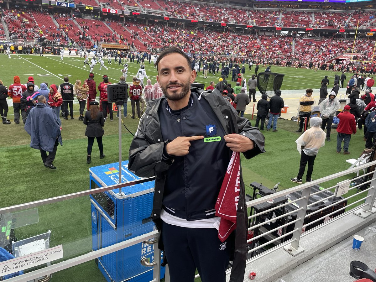 CarGuzman5's tweet photo. Muchas gracias a @nflfantasyesp @MGutierrezNFL , por llevarme al primer partido de playoffs de esta temporada y poder vivir tremenda experiencia, después de haber ganado la liga de Celebs 🏆🥳 https://t.co/56lDLrJGwI