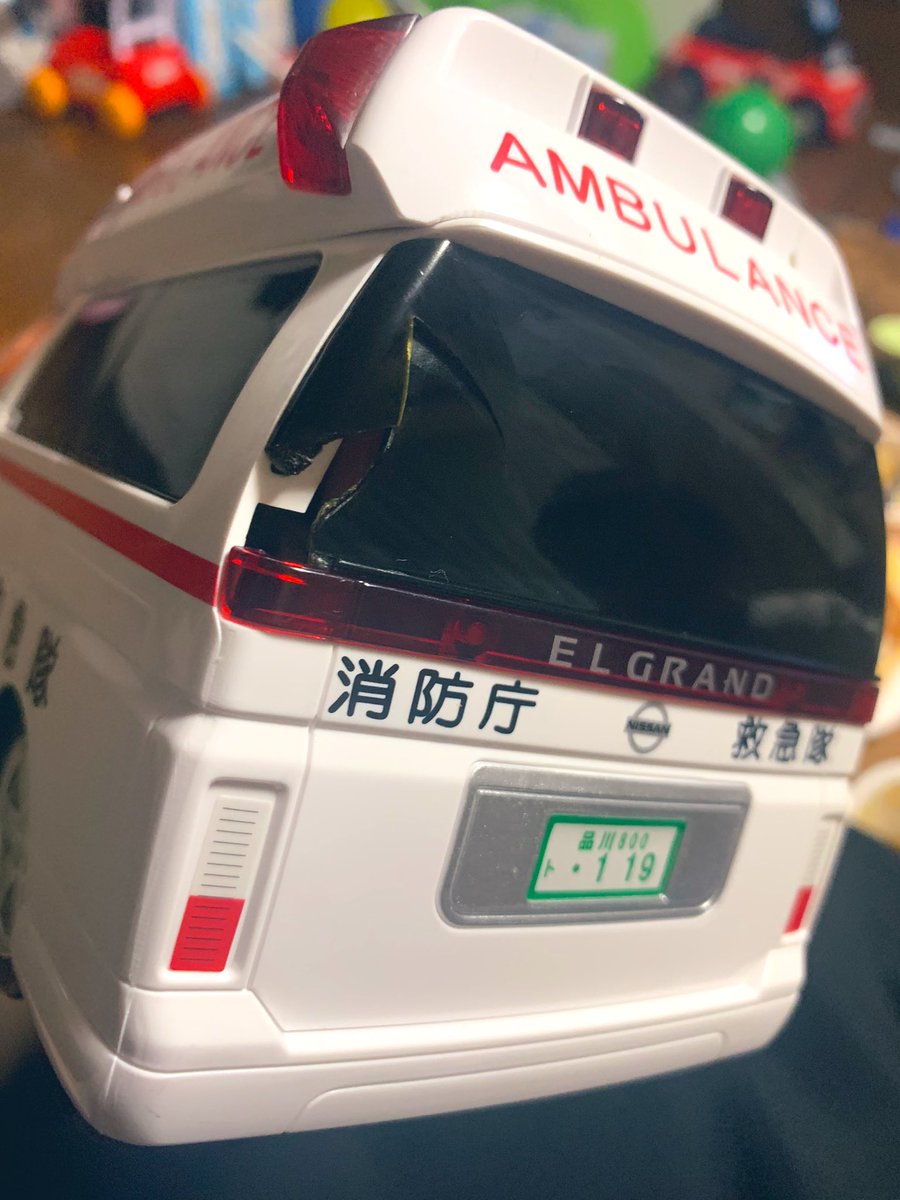 Maaai_1031's tweet photo. この前2歳になった僕ちゃん。
乗り物が好きだから光って音が鳴る
パトカーと救急車をプレゼント🎁
渡して数時間後に救急車破壊され
本日音も光も放たなくなりました🚑笑 https://t.co/x9A5B5iiYw