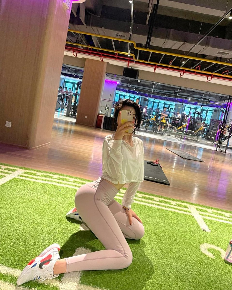 Today I'm going to the gym with my friend. I like to do physical exercises😊😊