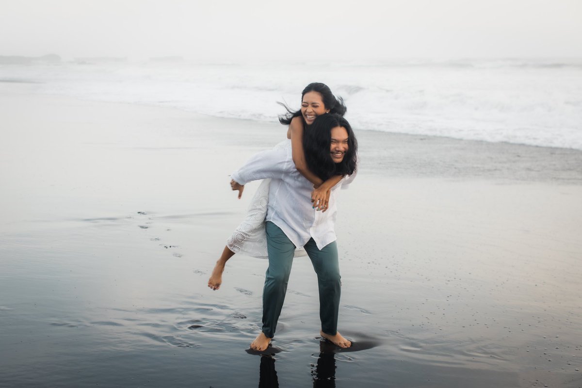 LusBlues's tweet photo. 2022 has been a blast, with all the ups and downs, joy and sadness syncing in rhythm to share the conversation in life.
Some of them are these..
#prewedding #Bali https://t.co/b7w8bWmgxq